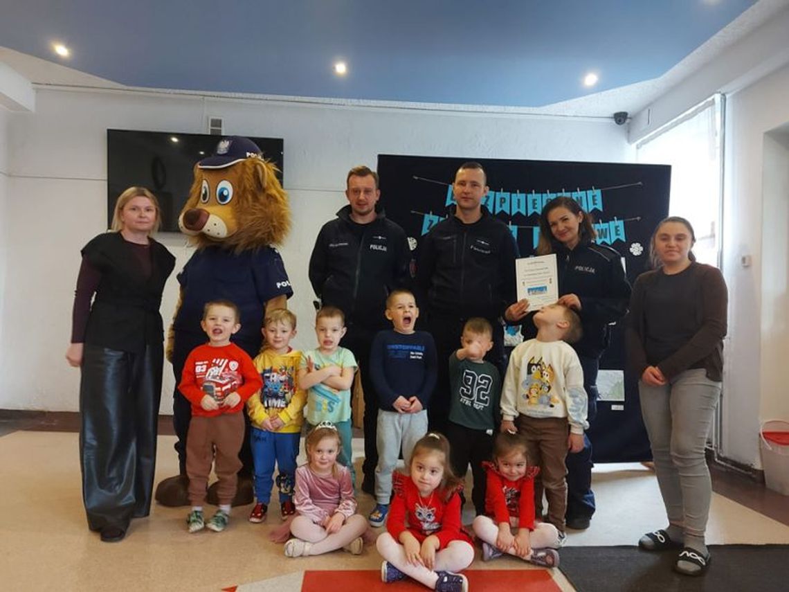 Ferie zimowe w pełni – policjanci z Oleśnicy uczą dzieci bezpiecznej zabawy na śniegu i lodzie