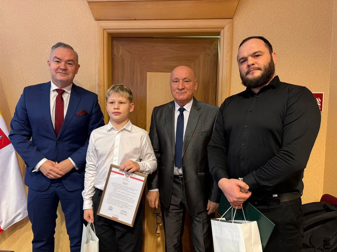 Młody zapaśnik Stanisław Huz z Oleśnicy uhonorowany