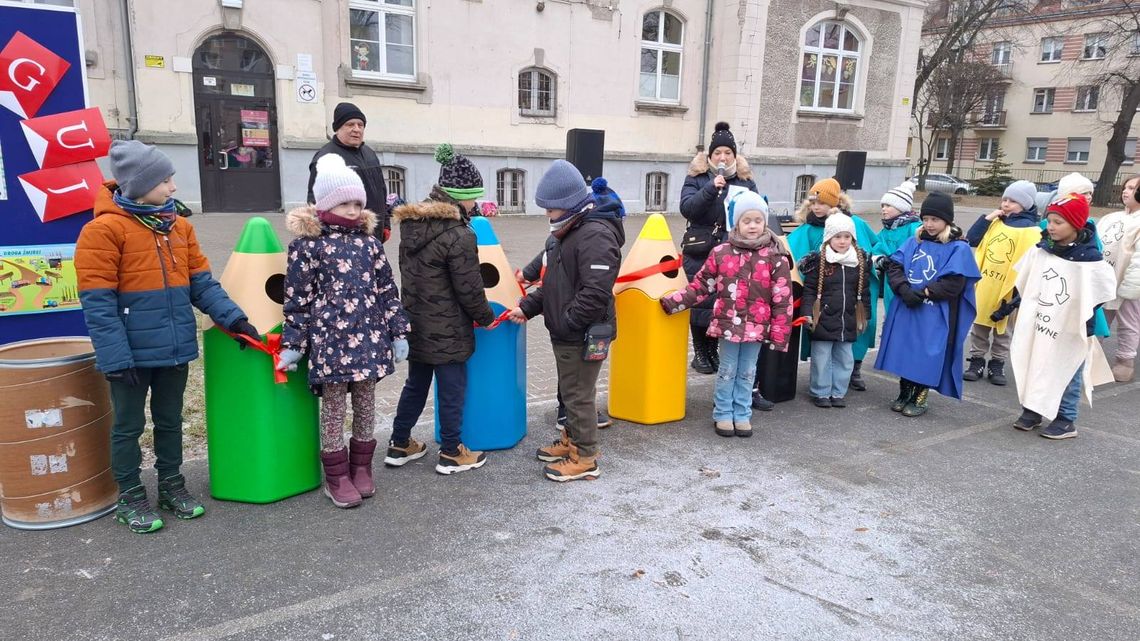 „Akcja – segregacja” w SP7 Oleśnica. Najmłodsi uczniowie zaprezentowali nowe kosze do recyklingu