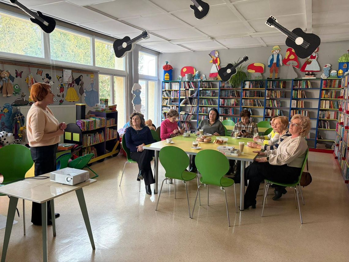 Spotkanie UTW w bibliotece poświęcone Marii Czubaszek – ironia, absurd i bezkompromisowy humor