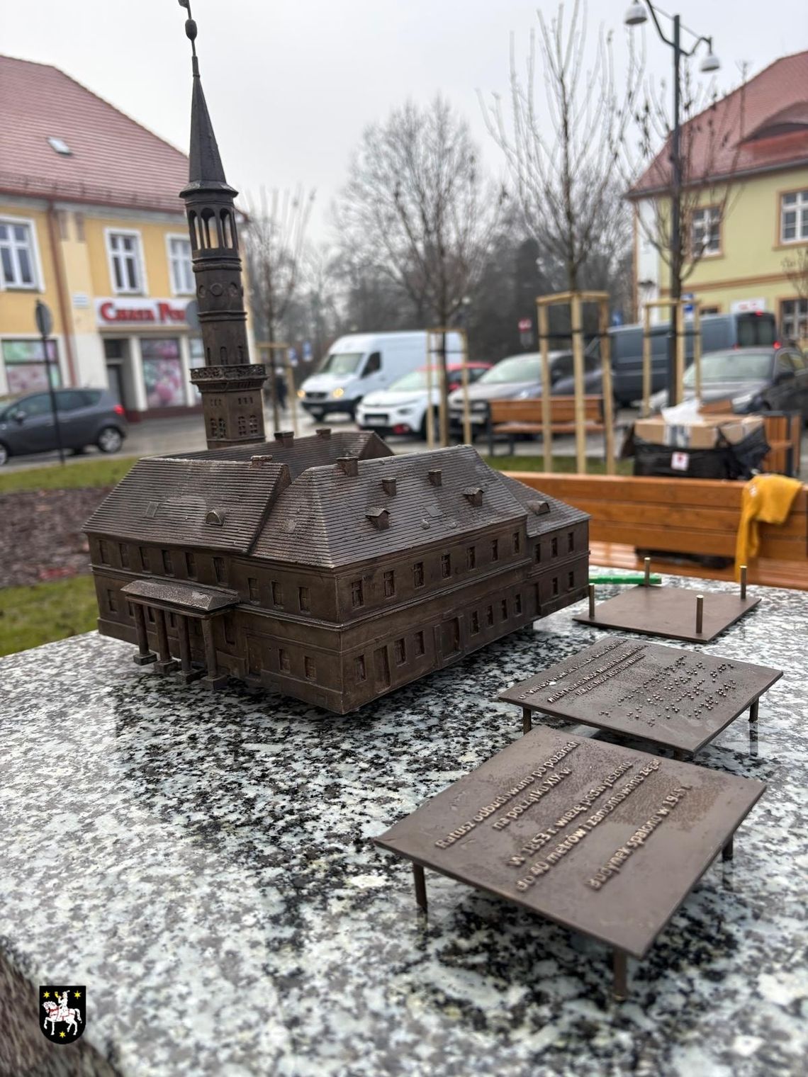 Historia wraca na rynek! W Sycowie stanął brązowy ratusz – zobacz, jak wygląda