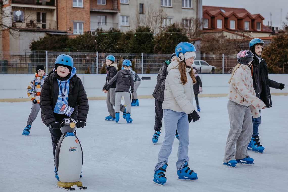 Ferie w Twardogórze w pełni – dmuchany plac zabaw, kręgle, teatr i warsztaty