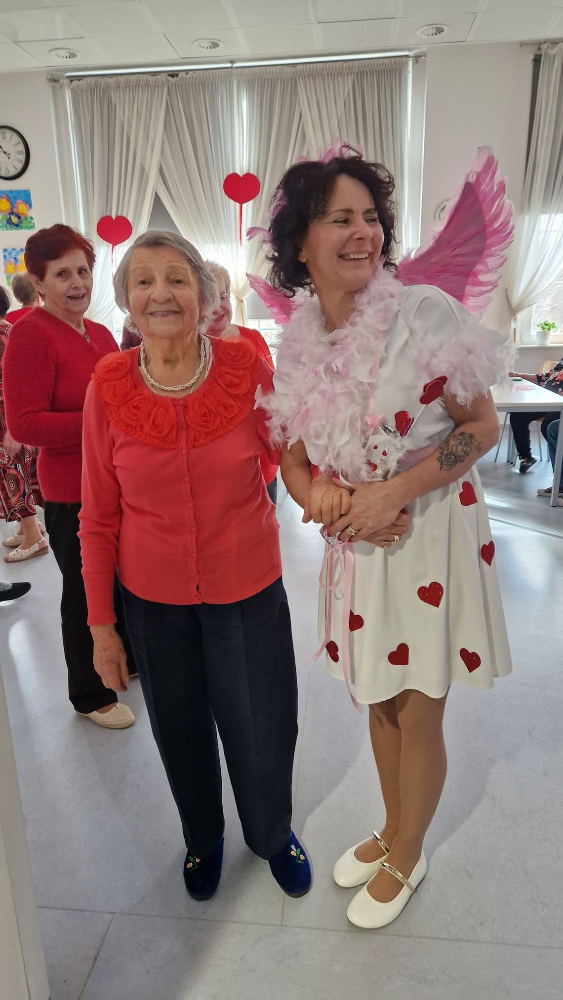 Walentynkowa magia w Dziennym Domu Senior+: serca, tańce, „magiczny słoik” i Amor z łukiem