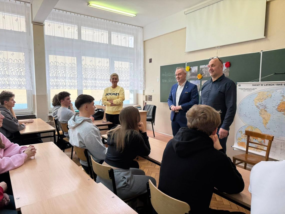 Burmistrz Oleśnicy otwiera drzwi dla młodych – „Wasze zdanie jest dla nas ważne!”