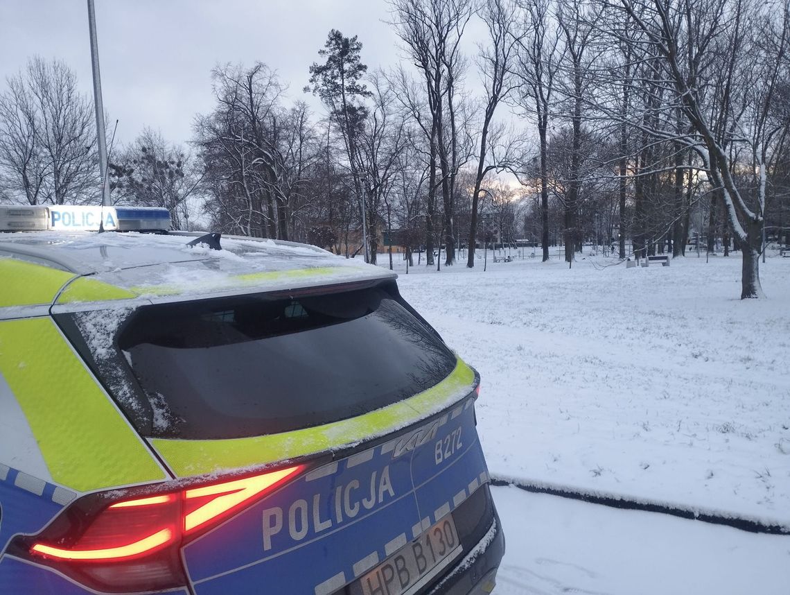 Śnieg i deszcze w regionie – policja apeluje: „Zwolnij, bo mokra droga to pułapka!”