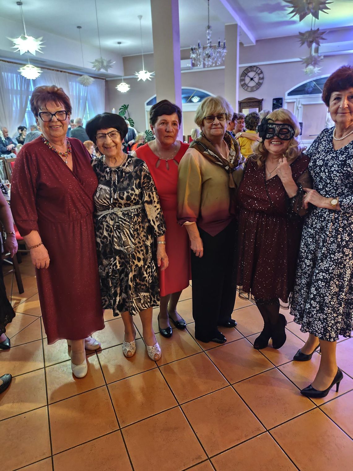 Emeryci i renciści bawili się hucznie na karnawałowym tłustym czwartku