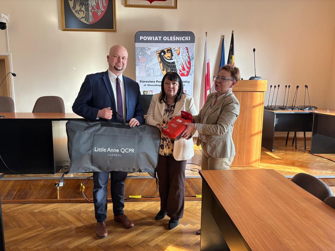 Nowy sprzęt ratunkowy dla szkół Powiatu Oleśnickiego Nowy sprzęt ratunkowy dla szkół Powiatu Oleśnickiego