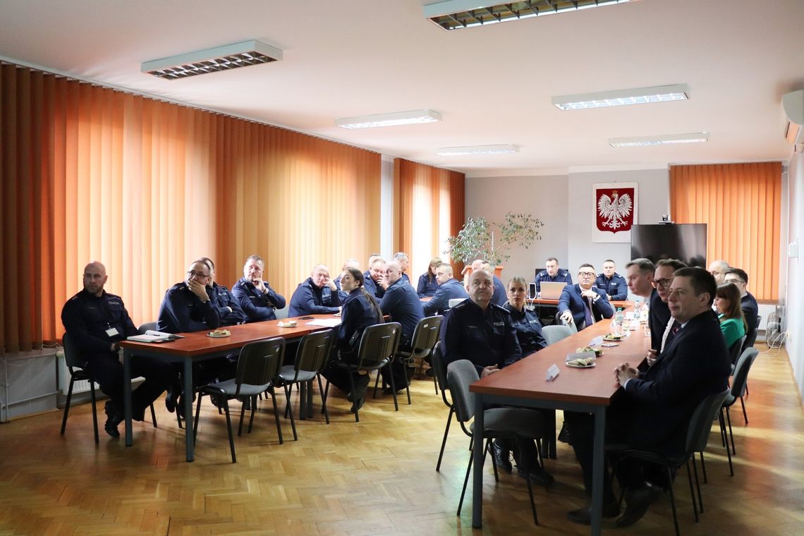 Policja podsumowała 2025 rok. Mniej przestępstw, więcej patroli i wzmożona walka z piratami drogowymi Policja podsumowała 2025 rok. Mniej przestępstw, więcej patroli i wzmożona walka z piratami drogowymi