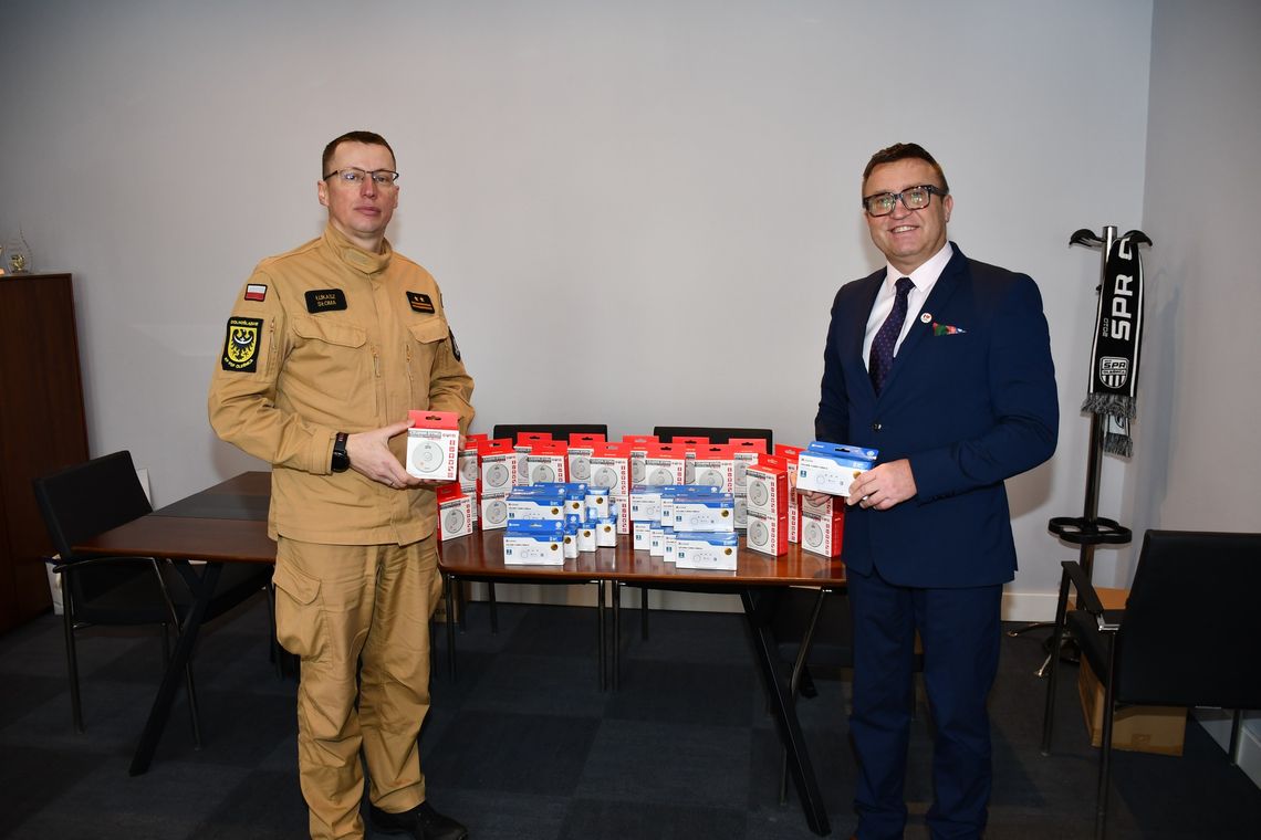 Czujki czadu i dymu dla mieszkańców Gminy Oleśnica. 50 urządzeń przekazanych przez straż pożarną