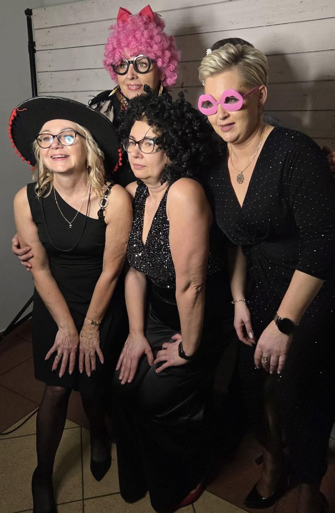 Uśmiechy, gitara i prezenty – wójt świętował z paniami Dzień Kobiet Uśmiechy, gitara i prezenty – wójt świętował z paniami Dzień Kobiet