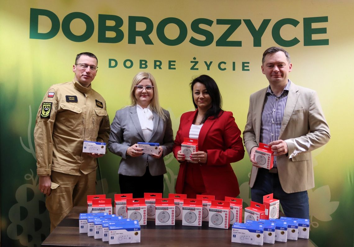 Czujniki dymu i czadu ratują życie w Dobroszycach – straż pożarna przekazuje sprzęt