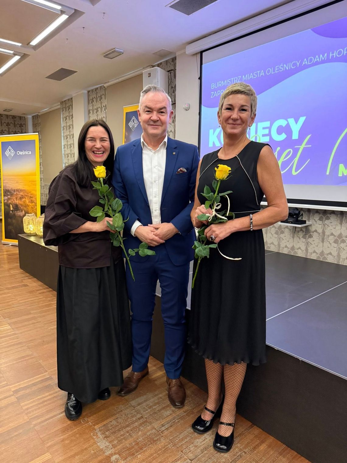 Burmistrz Oleśnicy różami wita uczestniczki Kobiecego Resetu