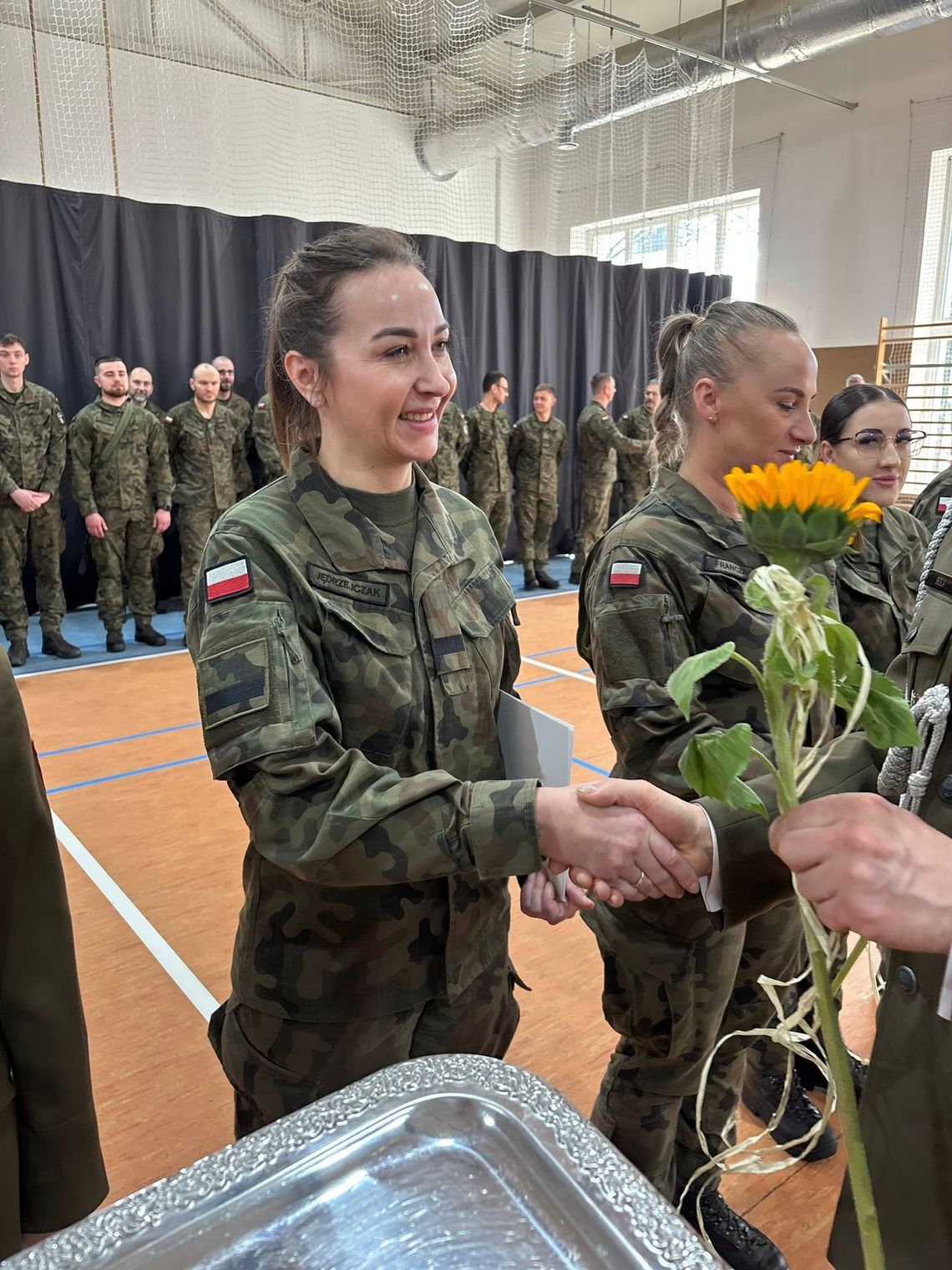 Wojsko w kwiatach na Dzień Kobiet