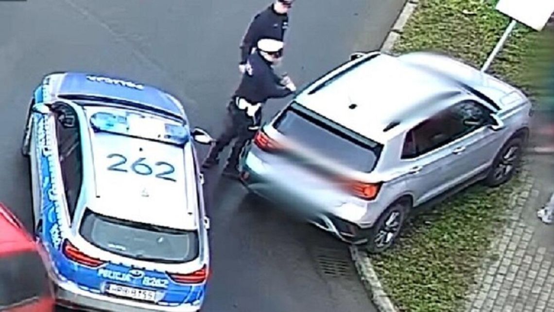 Dramatyczna akcja policjantów w Oleśnicy – wybili szybę, aby uratować kobietę uwięzioną w aucie