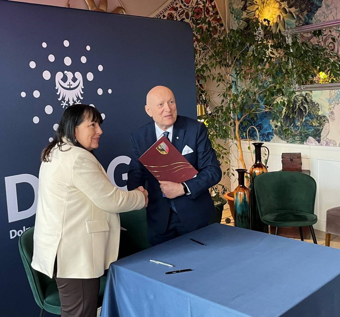 Porozumienie Powiatu Oleśnickiego z Uniwersytetem WSB Merito i głos starosty o dworcu PKP