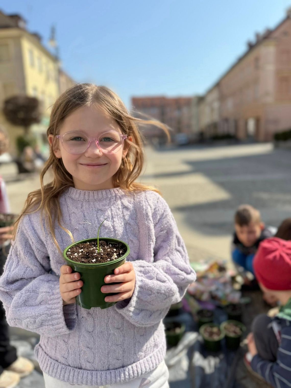 Przedszkolaki witają wiosnę, sadząc ziółka