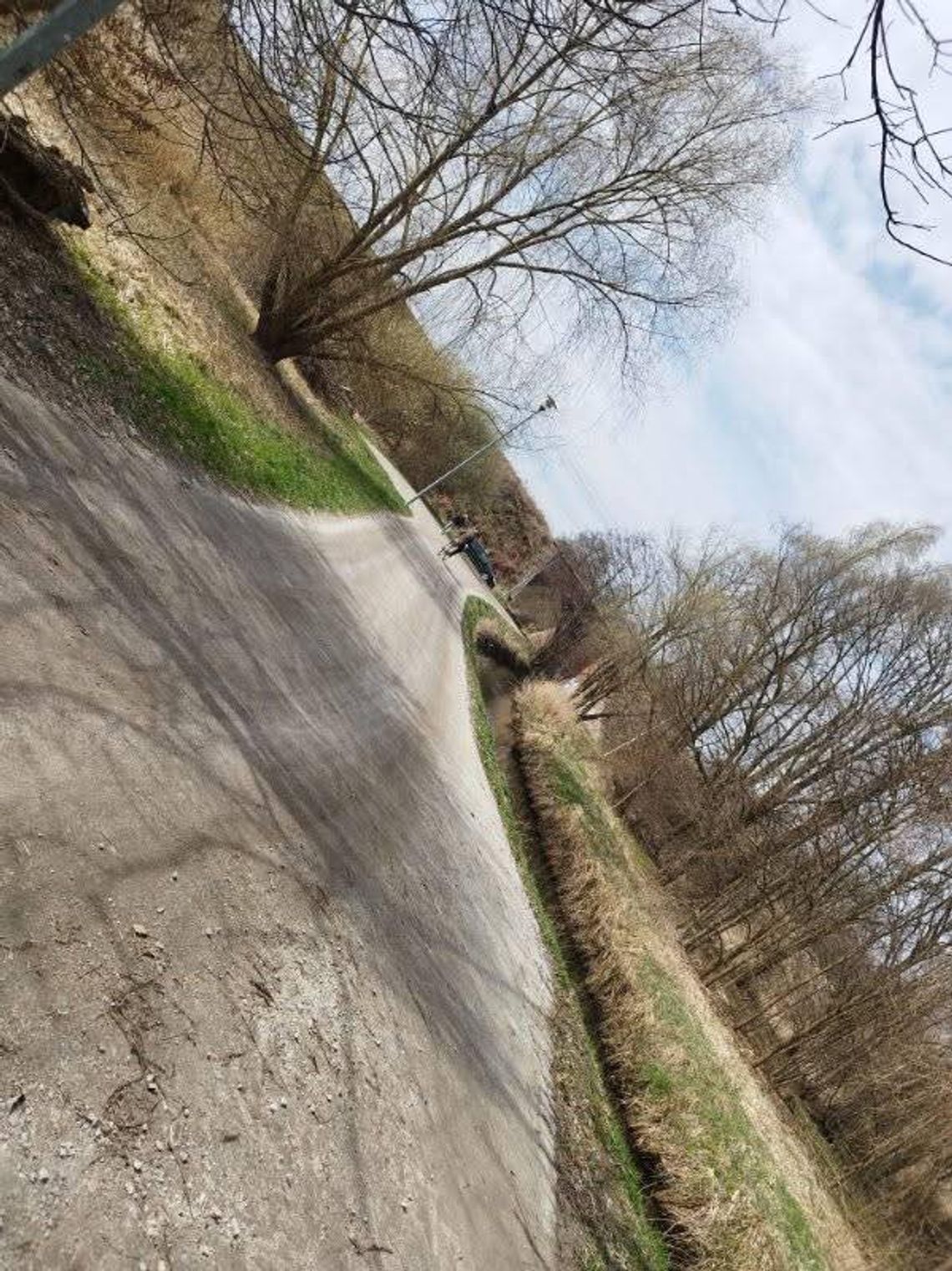 Tragiczne odkrycie w Parku Książąt Oleśnickich – policja poszukuje świadków