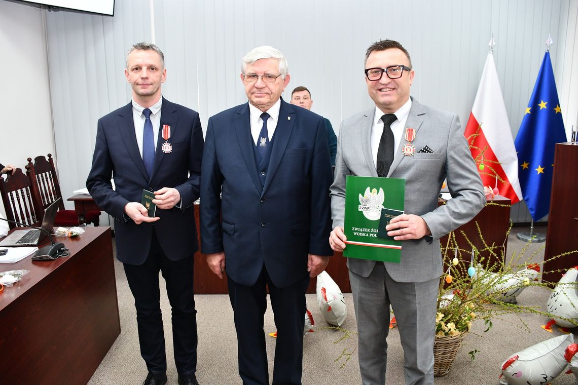 Wójt Marcin Kasina wyróżniony Złotym Krzyżem Związku Żołnierzy Wojska Polskiego Wójt Marcin Kasina wyróżniony Złotym Krzyżem Związku Żołnierzy Wojska Polskiego