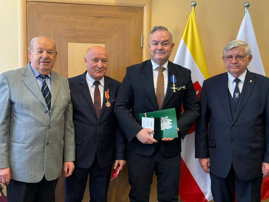 Złoty Krzyż dla władz Oleśnicy – doceniono wsparcie lokalnych żołnierzy i organizacji Złoty Krzyż dla władz Oleśnicy – doceniono wsparcie lokalnych żołnierzy i organizacji