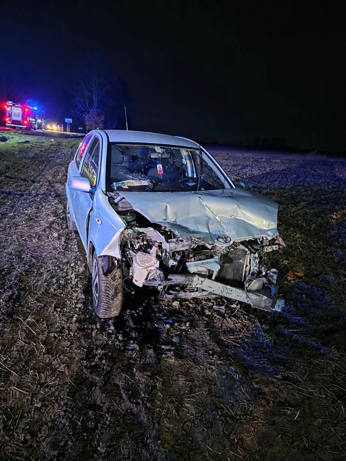 Zderzenie dwóch aut w Solnikach Wielkich – akcja służb w późnych godzinach wieczornych
