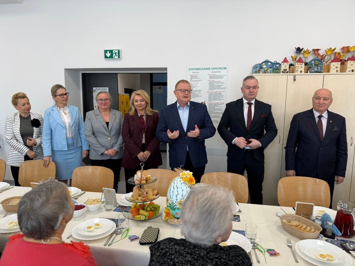 Śniadanie wielkanocne seniorów z samorządowcami