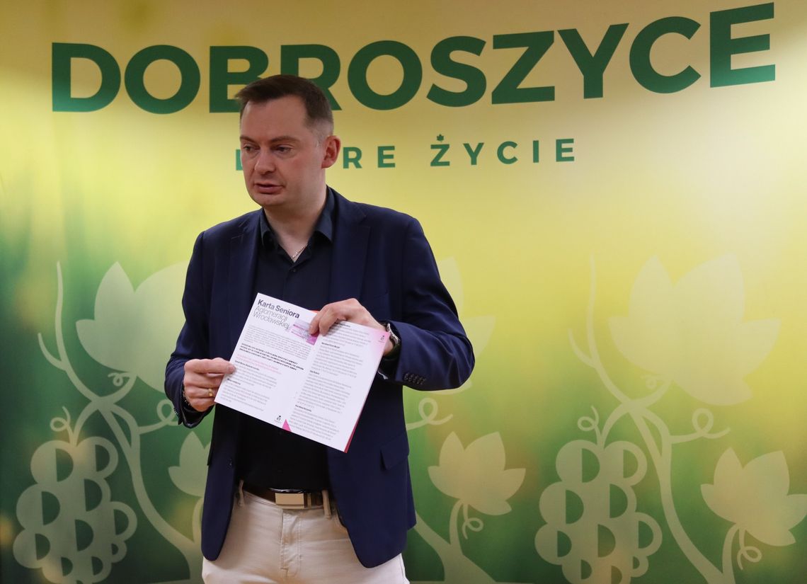 Pierwsze Karty Seniora w Dobroszycach rozdane. Zniżki czekają na mieszkańców 60+