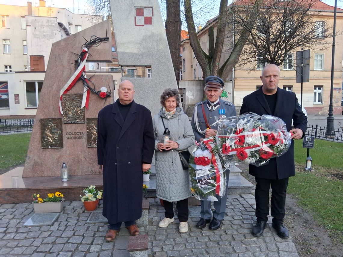Pod pomnikiem Katynia i Smoleńska zapłonęły znicze