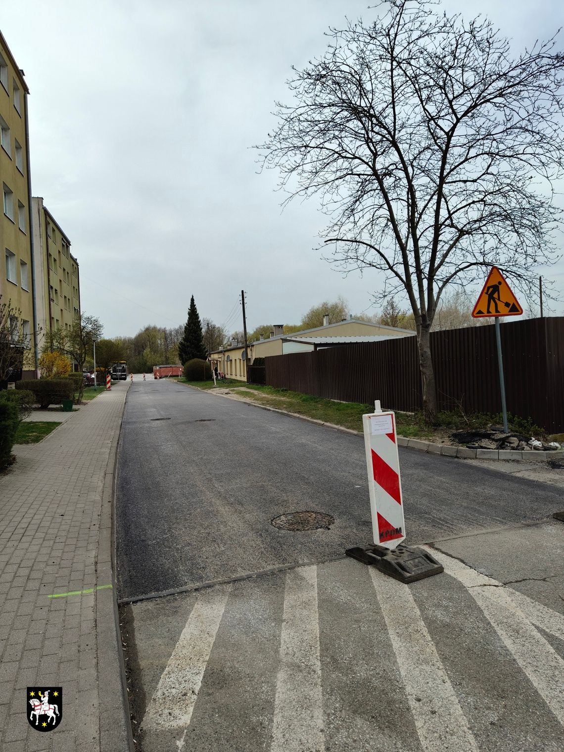 Mała modernizacja, wielka różnica! Nowa nawierzchnia na ulicy Mickiewicza Mała modernizacja, wielka różnica! Nowa nawierzchnia na ulicy Mickiewicza