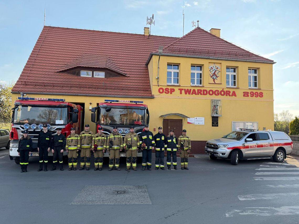 Tragiczna śmierć strażaka. Powiatowi strażacy oddają mu hołd Tragiczna śmierć strażaka. Powiatowi strażacy oddają mu hołd