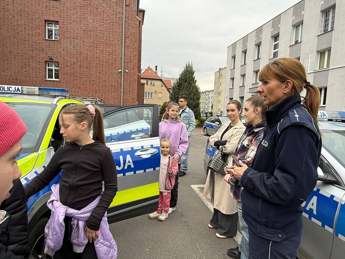 Harcerze w Komendzie Powiatowej Policji w Oleśnicy – edukacja i inspiracja dla młodych