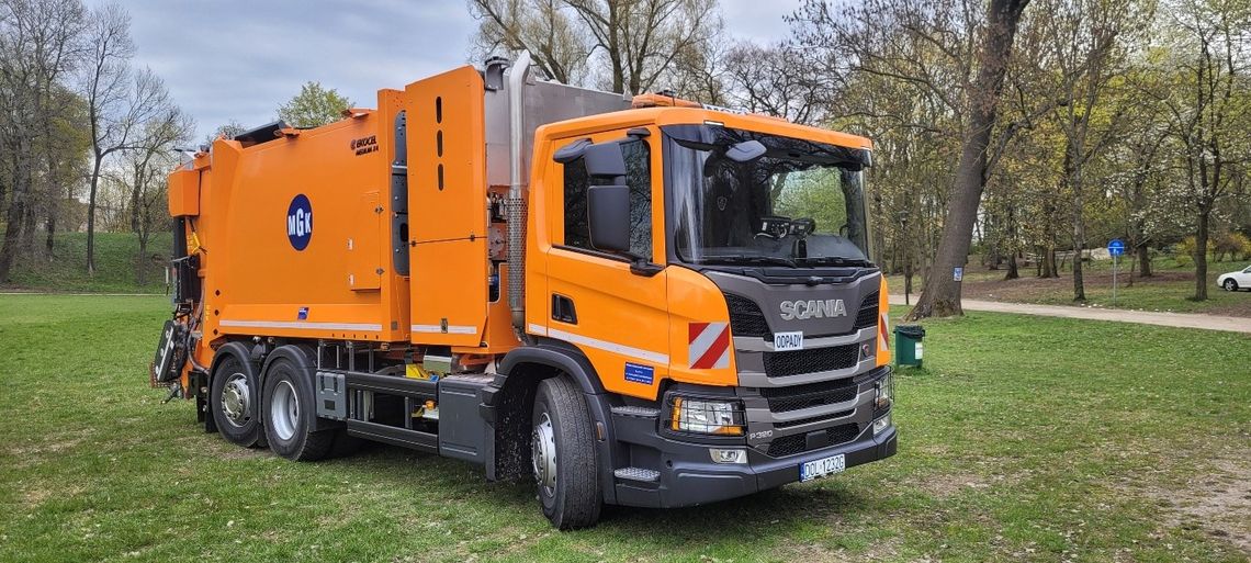 Nowa śmieciarka w Oleśnicy – nowoczesność i ekologia w jednym pojeździe