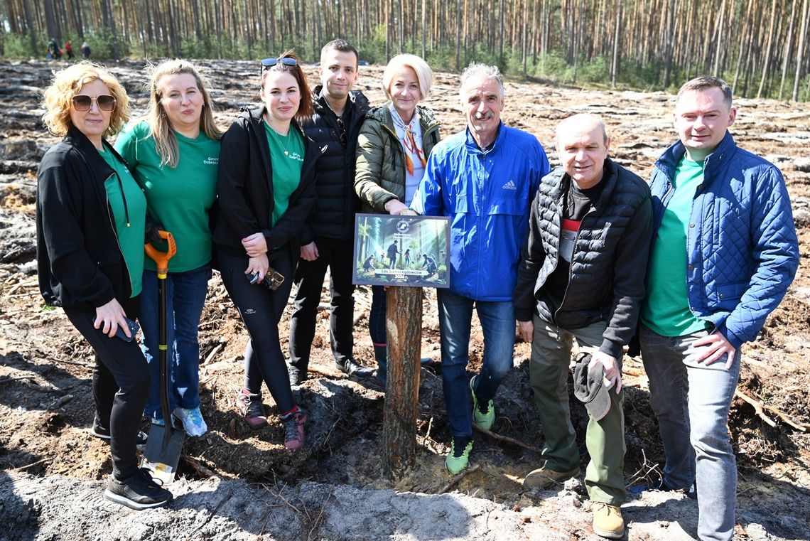 Sadzenie lasu dla przyszłych pokoleń. Samorządowcy i mieszkańcy wspólnie działali w Malerzowie