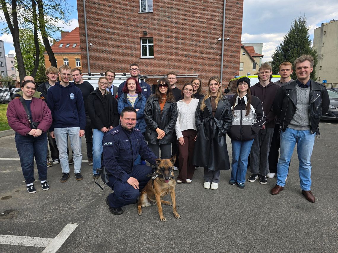 Studenci Uniwersytetu Wrocławskiego odwiedzili oleśnicką komendę policji