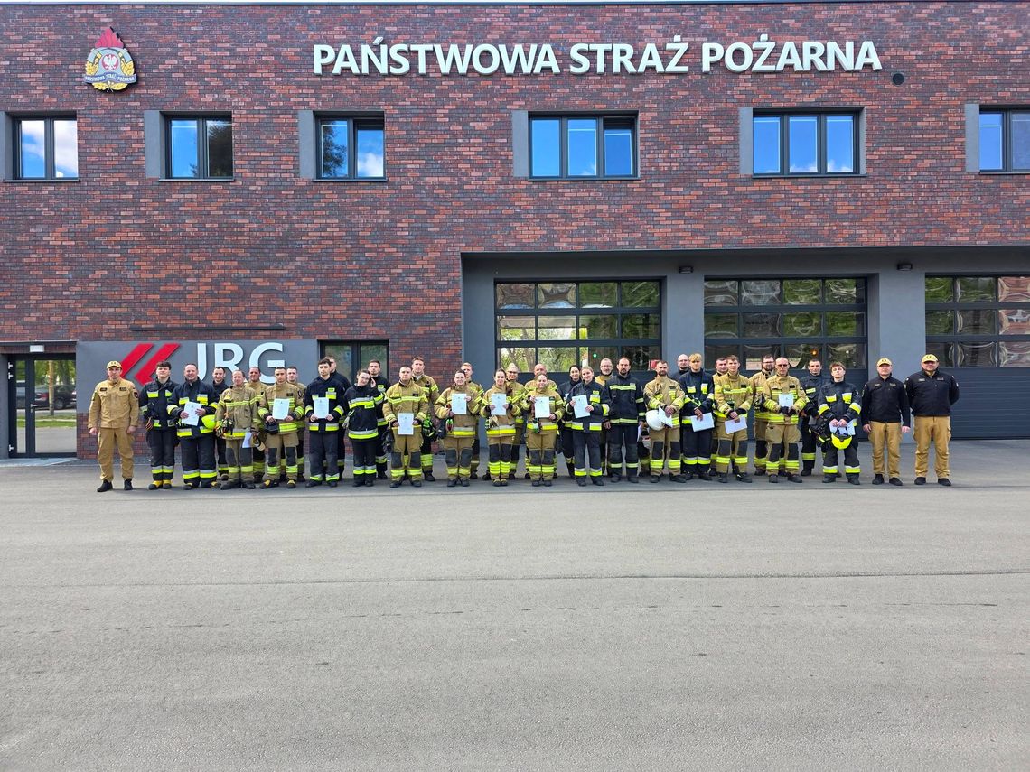 Zdali trudny egzamin i są gotowi do akcji! Nowi strażacy z powiatu oleśnickiego wkraczają do służby