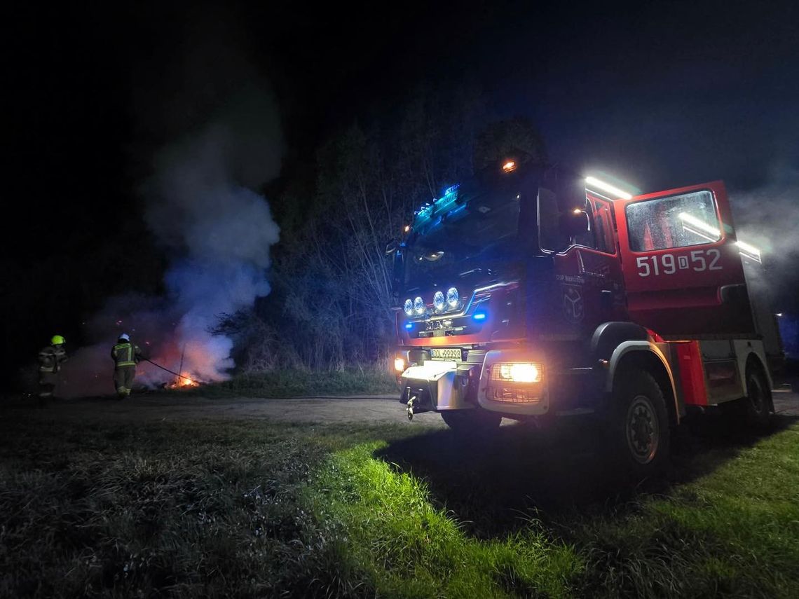 Chciał „wygodnie” się pozbyć śmieci. Wybuchł pożar – strażacy interweniowali w ostatniej chwili