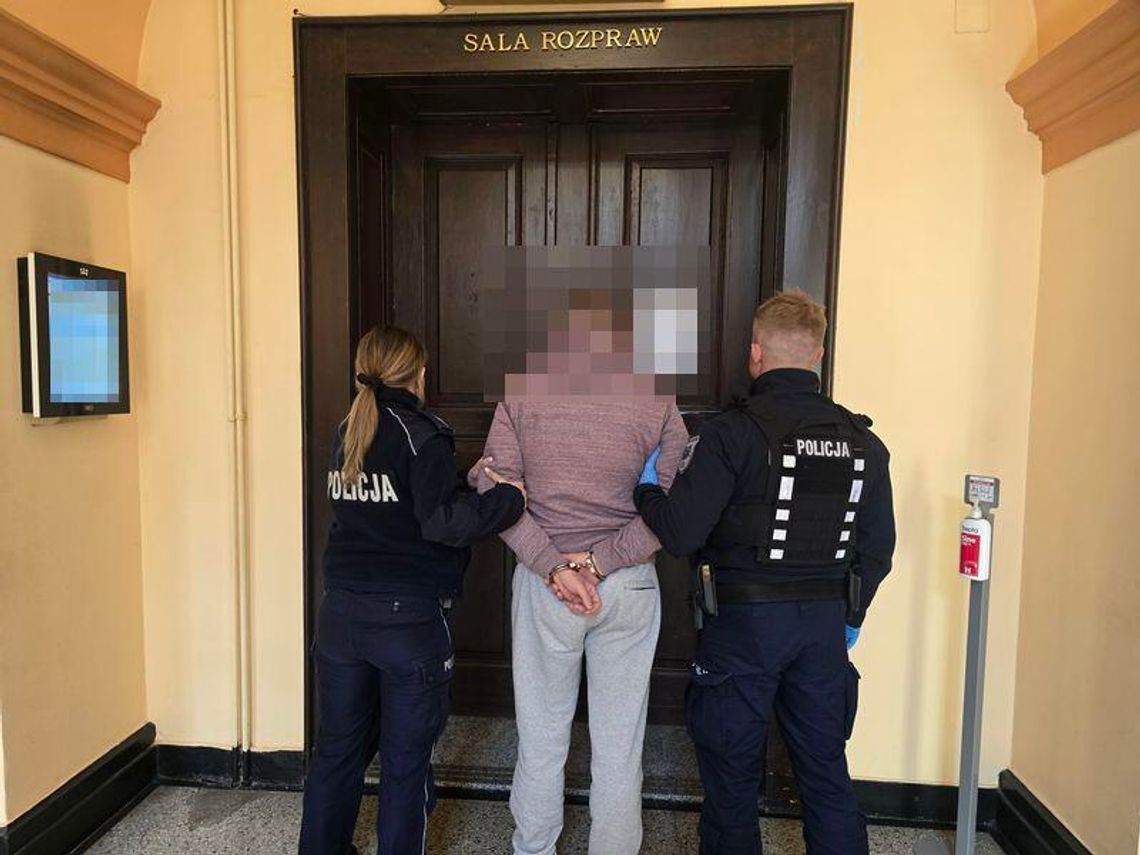 42-latek terroryzował własną rodzinę. Policjant przekonał ofiarę do zgłoszenia – mężczyzna trafił za kratki