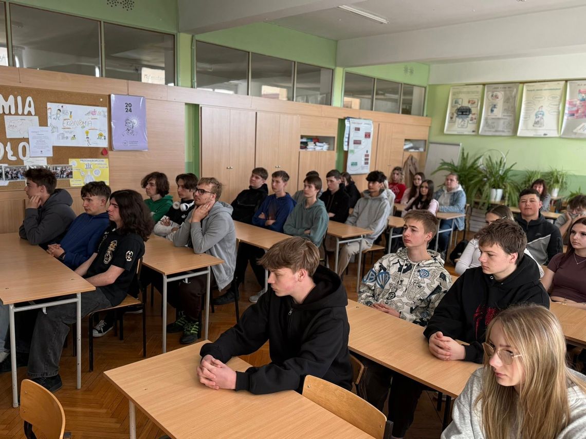 „Młodzież ma głos”! Burmistrz spotkał się z uczniami i usłyszał, co naprawdę myślą o mieście