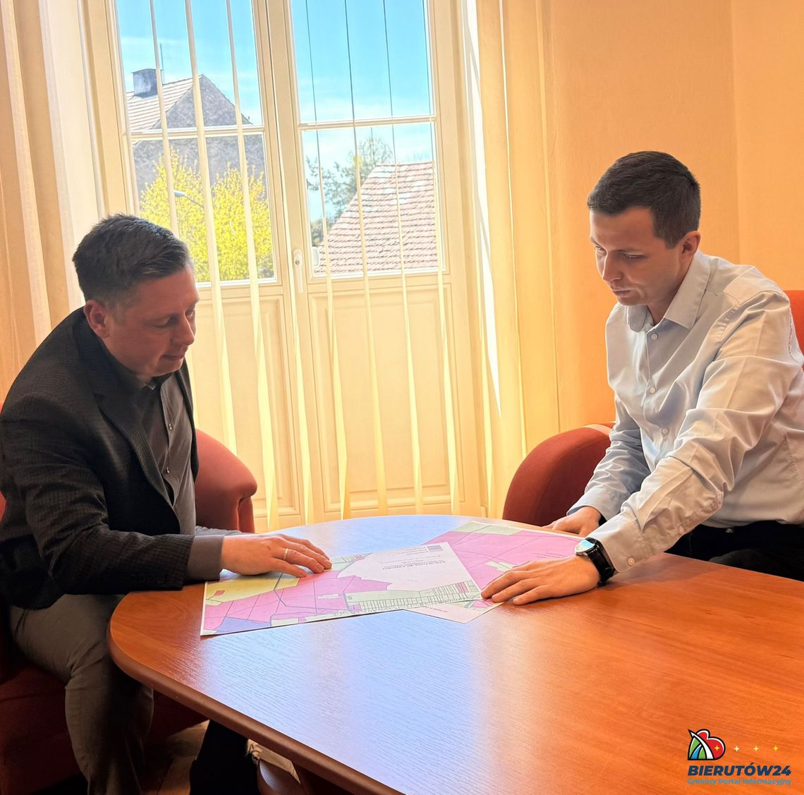 Burmistrz Bierutowa spotkał się z członkiem Zarządu Powiatu Oleśnickiego. Omówili bezpieczeństwo i drogi