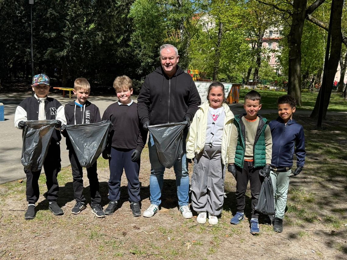 Mali oleśniczanie sprzątają miasto! Uczniowie SP4 z burmistrzem i radnymi porządkowali Park Kolejarzy