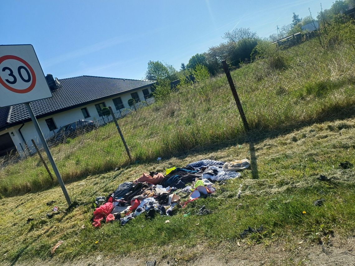 Zamiast trawy „skosili” ubrania