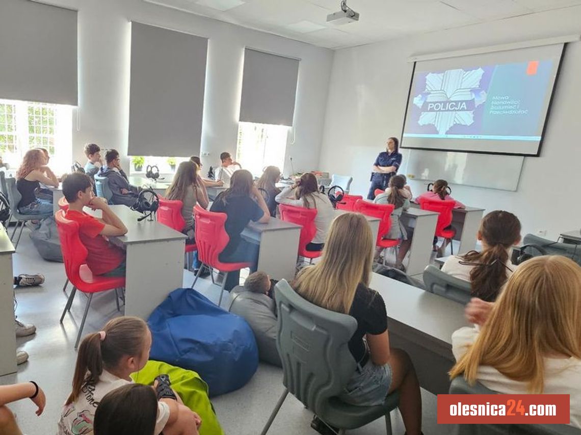 Policjanci uczą młodzież, jak nie paść ofiarą hejtu w internecie