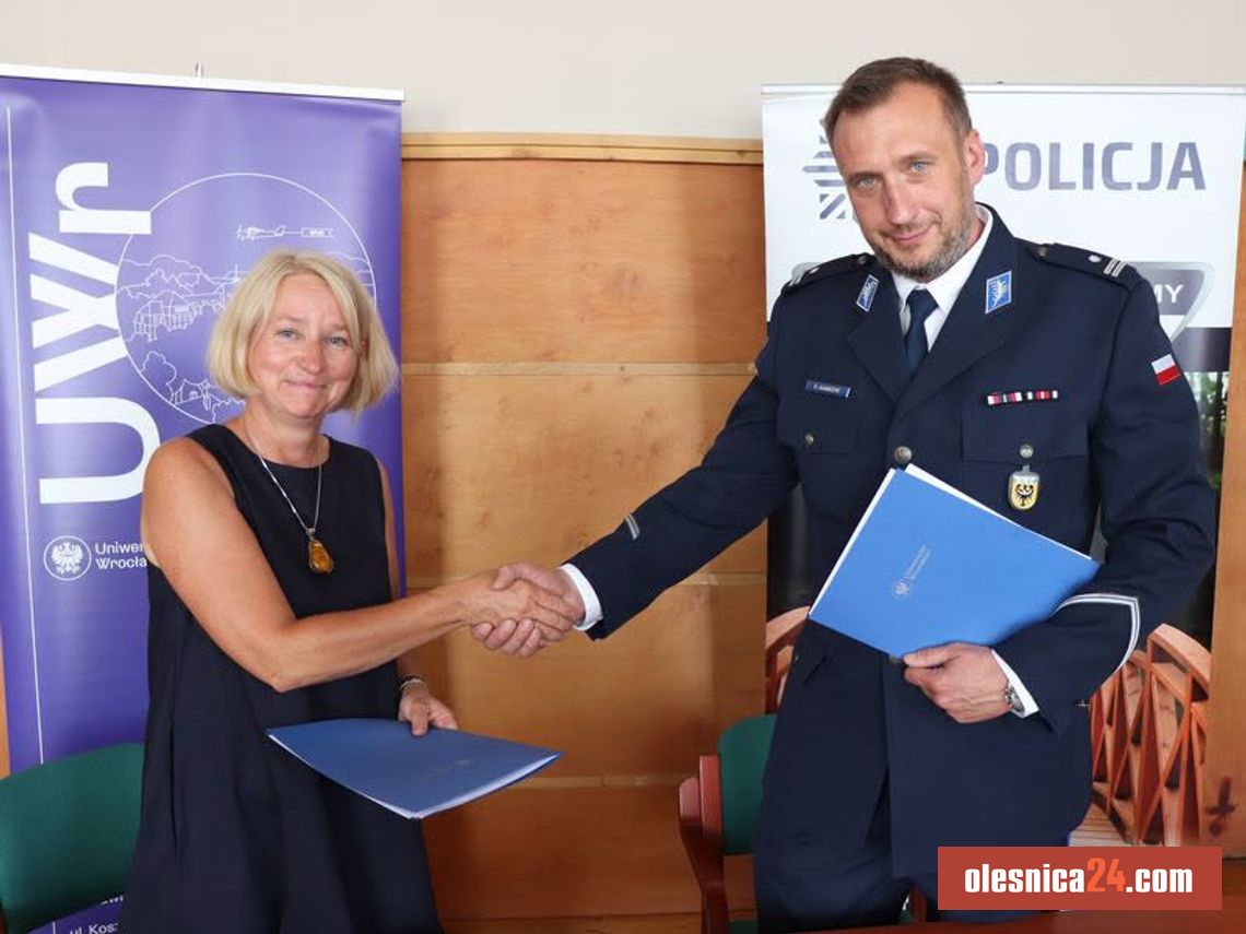 Uniwersytet Wrocławski i Policja z Oleśnicy podpisali porozumienie. Studenci i policjanci będą wspólnie walczyć z patologiami Uniwersytet Wrocławski i Policja z Oleśnicy podpisali porozumienie. Studenci i policjanci będą wspólnie walczyć z patologiami