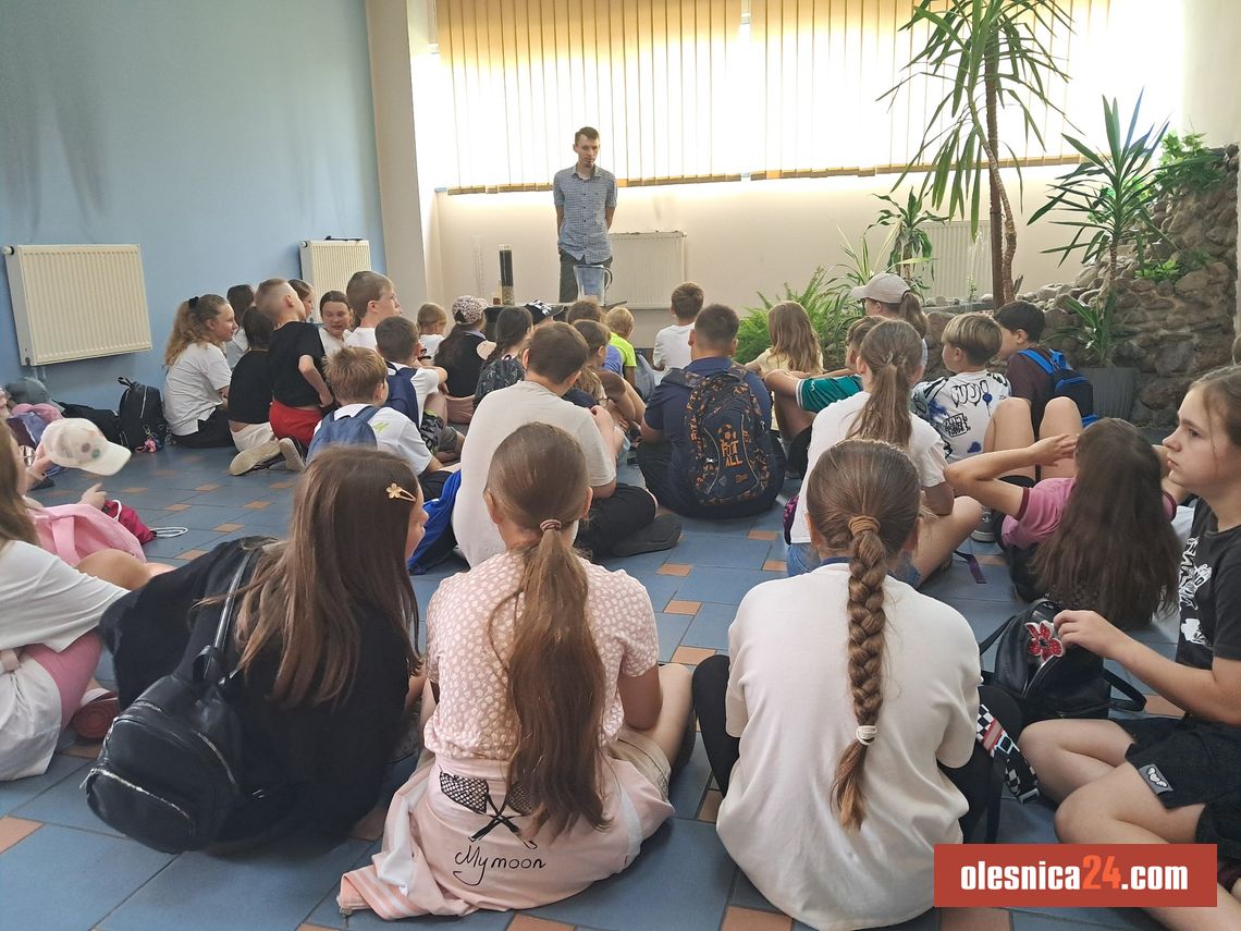 Skąd bierze się woda w kranie? Uczniowie z Oleśnicy poznali drogę wody od ujęcia do domu