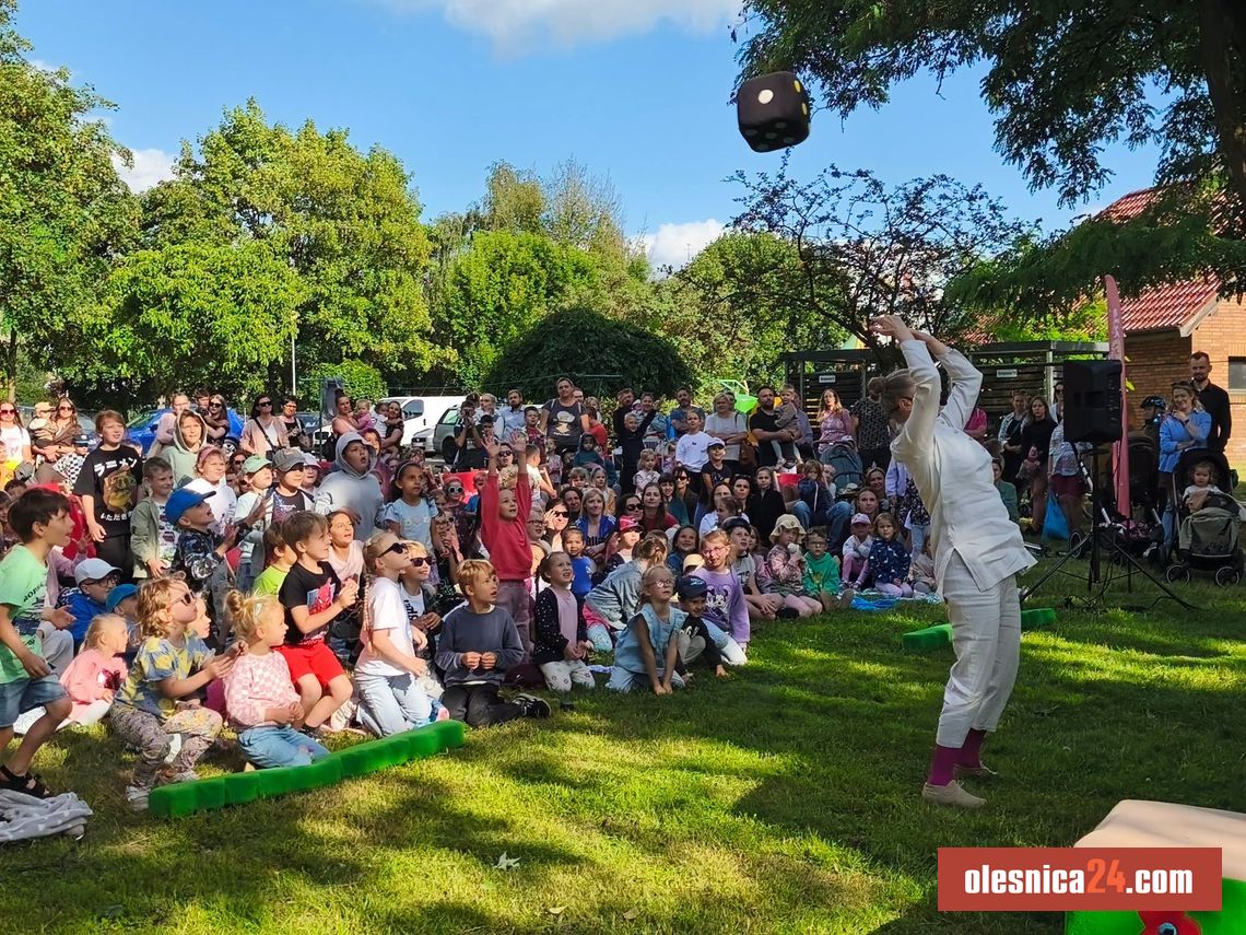 Otwarcie SKWERFEST-u w Oleśnicy. Pierwszy spektakl zachwycił najmłodszych Otwarcie SKWERFEST-u w Oleśnicy. Pierwszy spektakl zachwycił najmłodszych