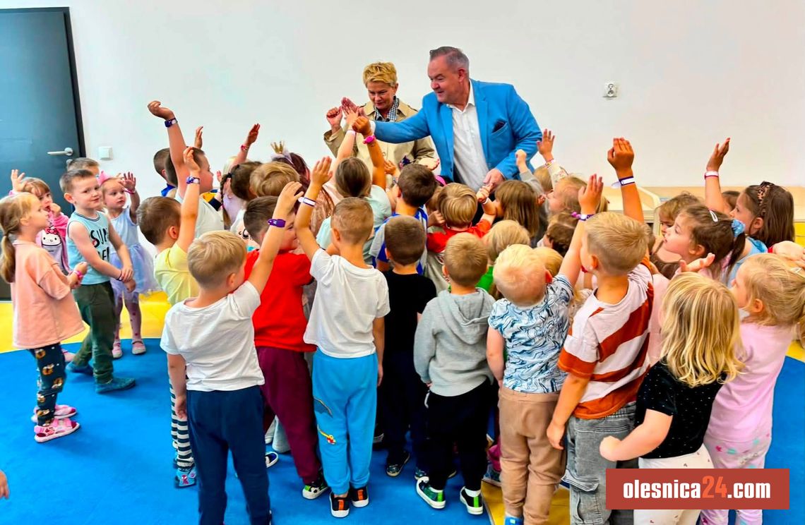 Oleśnica rozdaje dzieciom opaski bezpieczeństwa. Mają pomóc, gdy maluch się zgubi