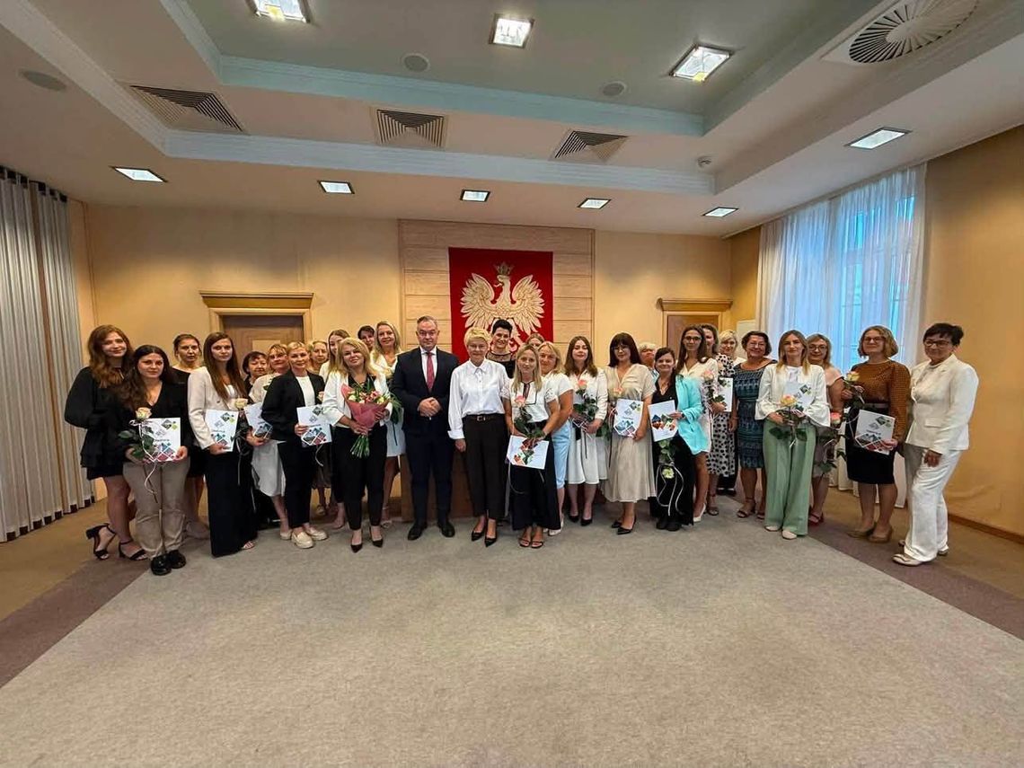 Awans i nominacja w oleśnickiej oświacie. Uroczystość w ratuszu Awans i nominacja w oleśnickiej oświacie. Uroczystość w ratuszu