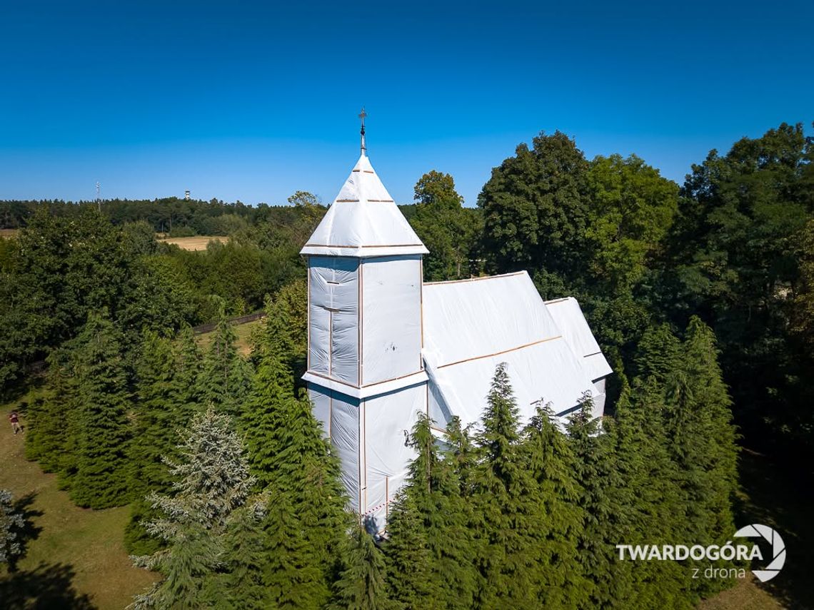 Niecodzienny widok w Chełstowie! Zabytkowy kościół pod wielką folią [ZDJĘCIA]
