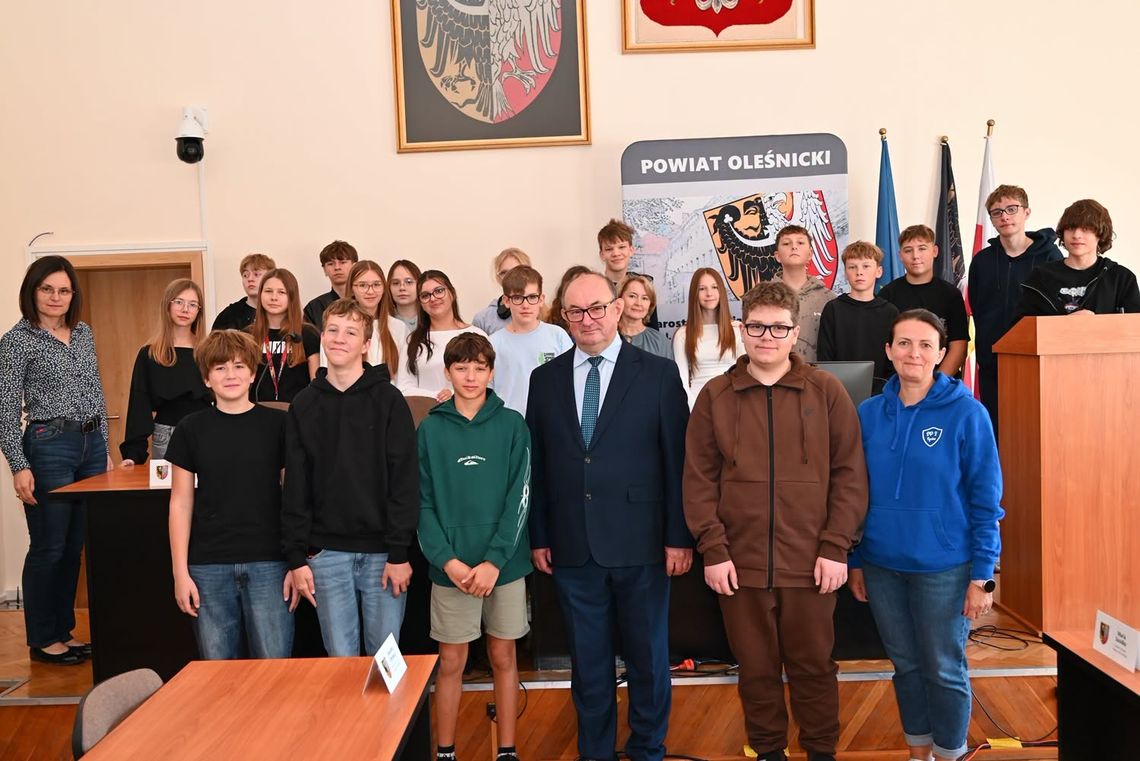 Lekcja wiedzy obywatelskiej z przewodniczącym Rady Powiatu Lekcja wiedzy obywatelskiej z przewodniczącym Rady Powiatu