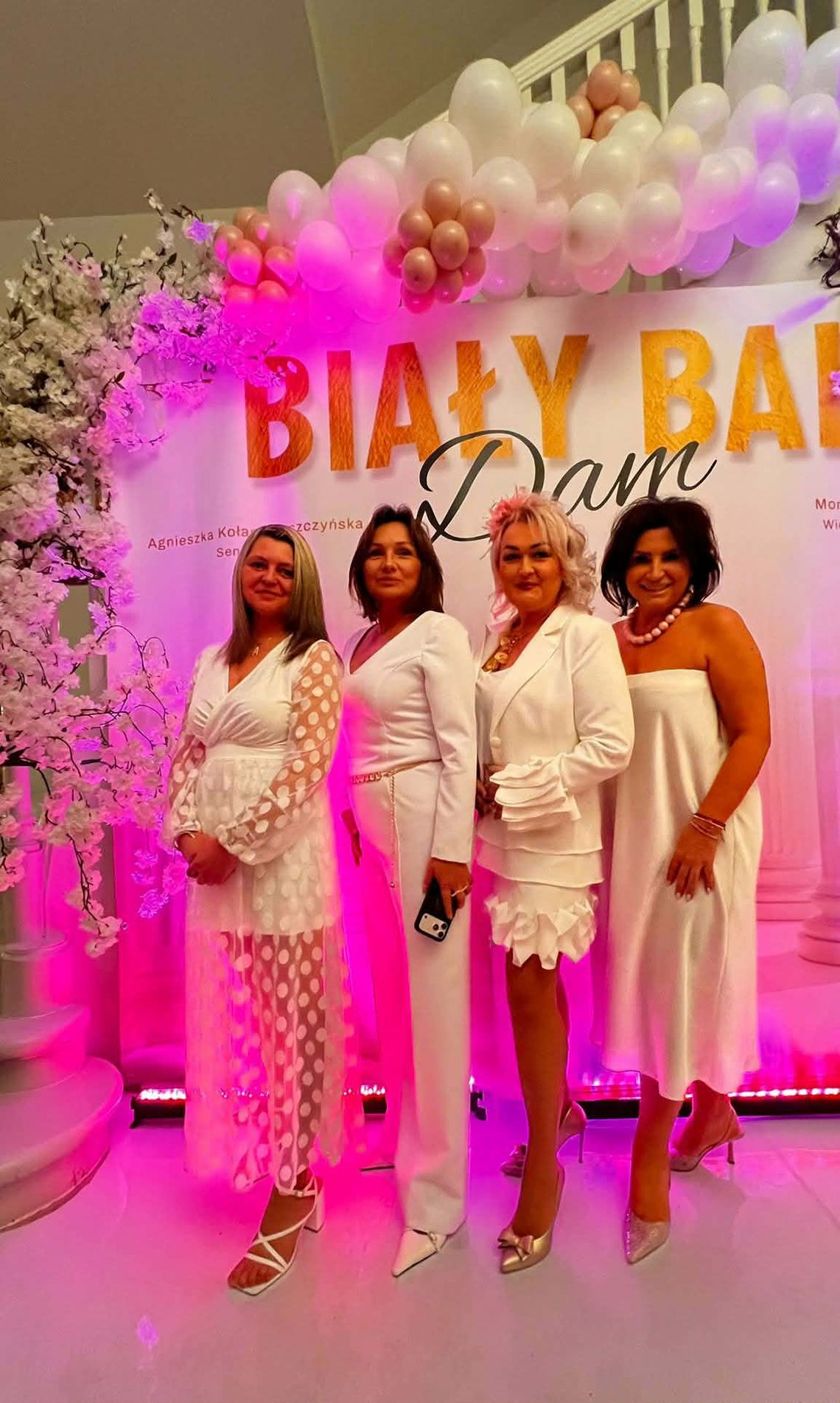 130 kobiet w bieli, wiceminister i posłanka wśród nich…