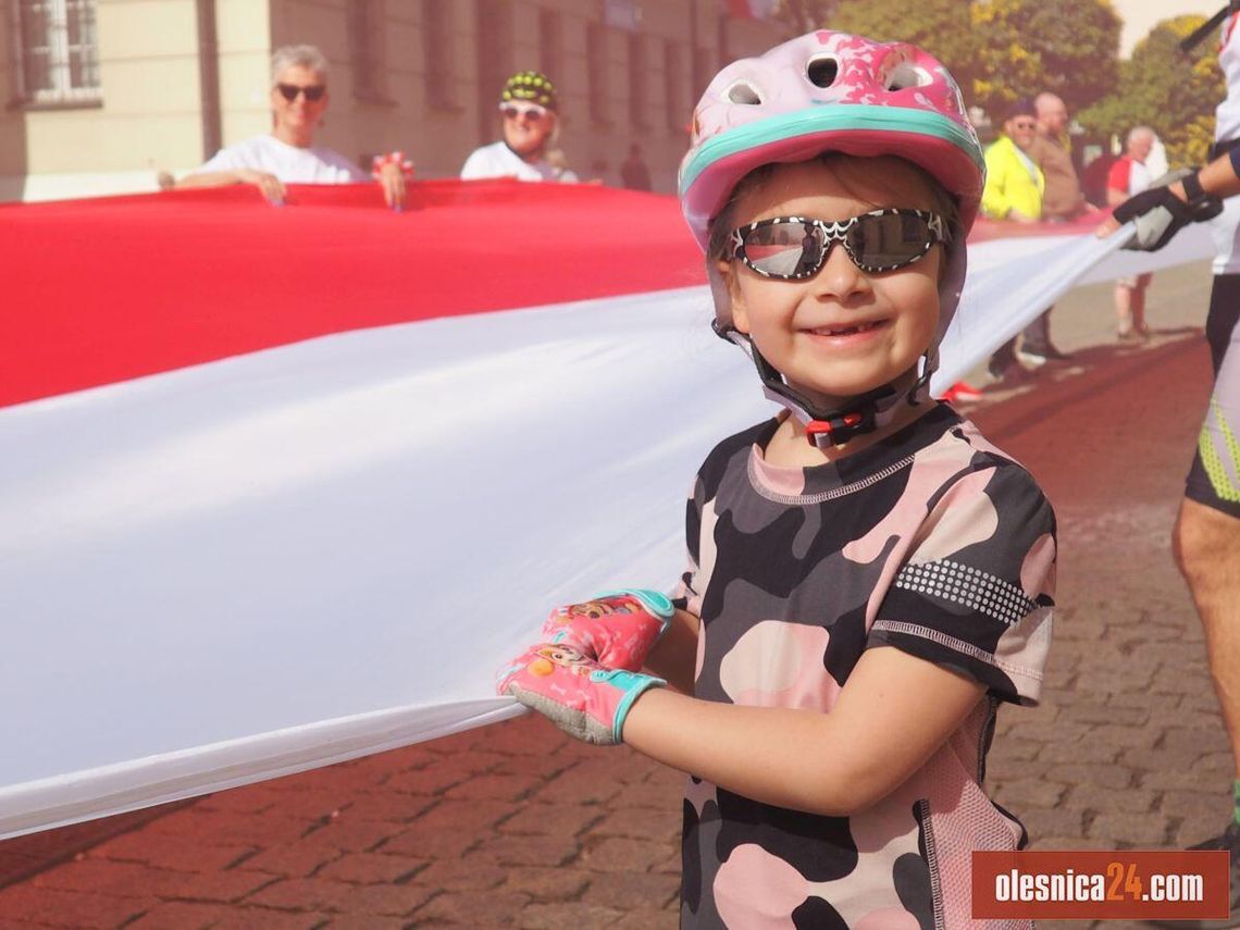 130 rowerzystów na starcie. Rodzinny rajd i biało-czerwone widowisko na ulicach miasta